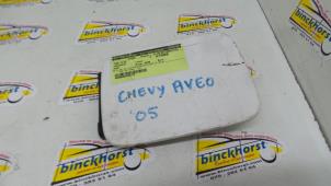 Usados Tapa de depósito Chevrolet Aveo (256) 1.4 16V Precio € 26,25 Norma de margen ofrecido por Binckhorst BV