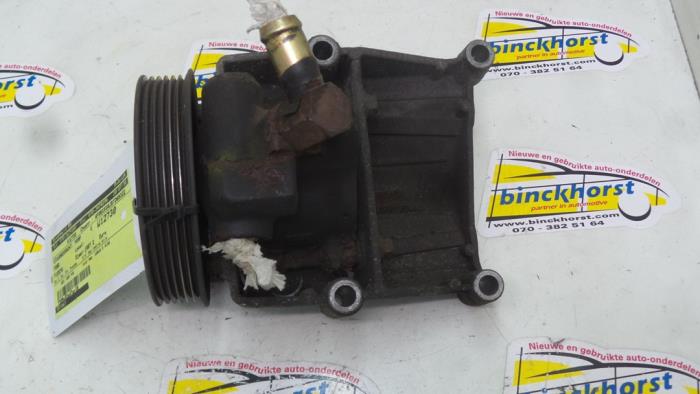 Usagé Pompe de direction Ford Fiesta 4 1.4i CLX 16V Prix € 42,00 Règlement à la marge proposé par Binckhorst BV
