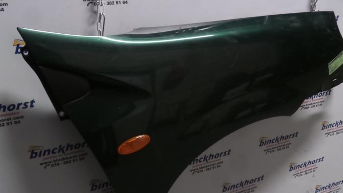 Front wing, right from a Nissan Almera Tino (V10M) 1.8 16V 2004