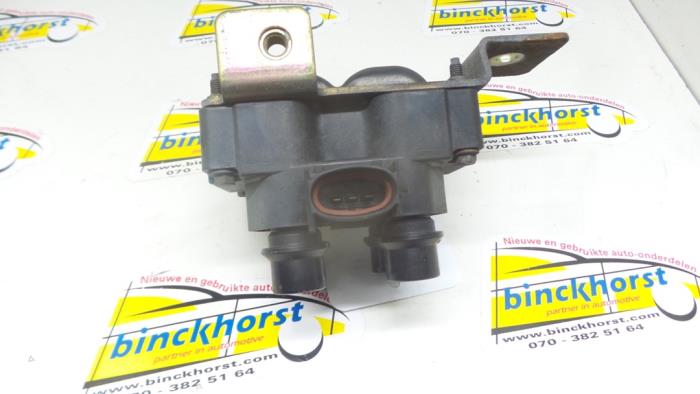 Zündspule van een Mazda 626 (GW19) 2.0i 16V GLX 1999