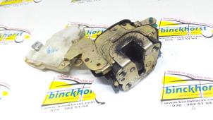 Usagé Serrure avant droite Nissan Almera Tino (V10M) 1.8 16V Prix € 42,00 Règlement à la marge proposé par Binckhorst BV