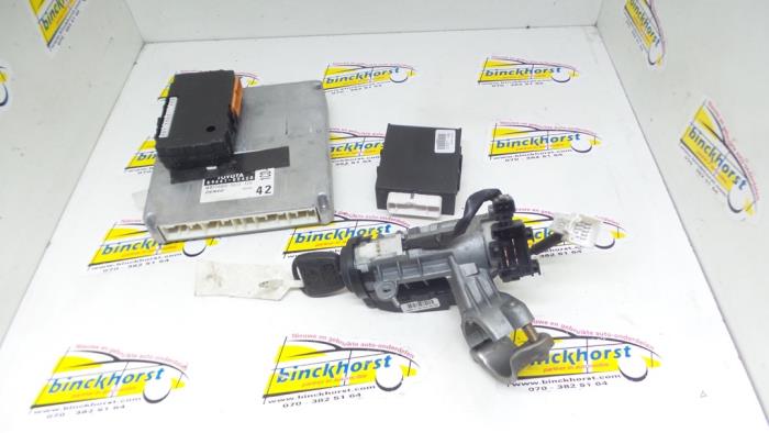 Gebrauchte Zündschloss + Steuergerät Toyota Avensis (T22) 2.0 D-4D 16V Preis € 114,45 Margenregelung angeboten von Binckhorst BV