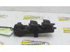 Electric window switch from a Toyota Avensis (T22) 2.0 D-4D 16V 2002