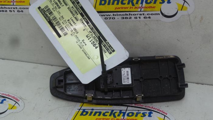 Usados Interruptor de ventanilla eléctrica Renault Fluence (LZ) ZE Precio € 26,25 Norma de margen ofrecido por Binckhorst BV