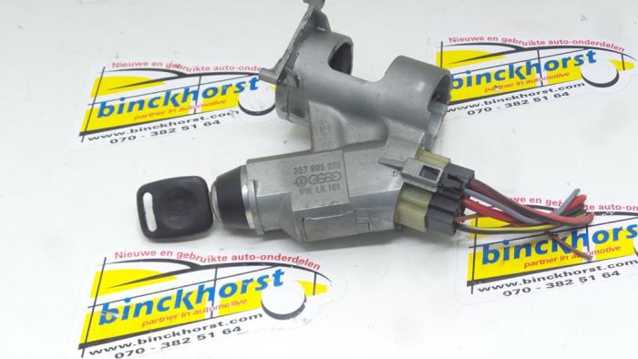Ignition lock + key from a Volkswagen Golf II (19E) 1.6 1991
