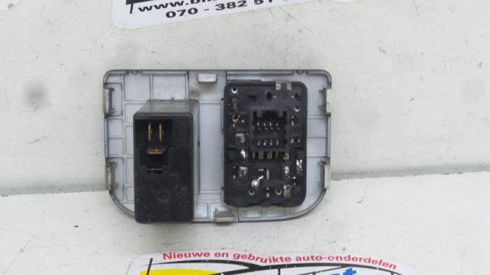 Usados Interruptor de retrovisor Chevrolet Evanda 2.0 16V Precio € 10,50 Norma de margen ofrecido por Binckhorst BV