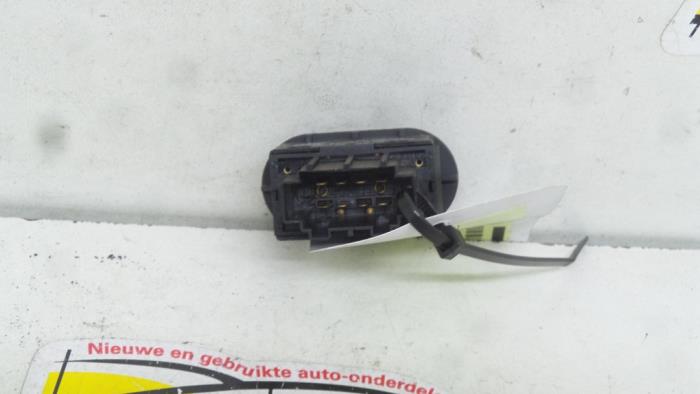 Usados Interruptor de ventanilla eléctrica Ford Galaxy (WGR) 2.3i 16V SEFI Precio € 26,25 Norma de margen ofrecido por Binckhorst BV