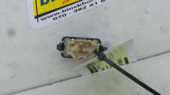 Usados Interruptor de ventanilla eléctrica Ford Galaxy (WGR) 2.3i 16V SEFI Precio € 15,75 Norma de margen ofrecido por Binckhorst BV