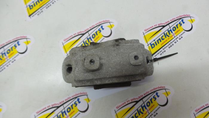 Engine mount from a Volvo XC70 (BZ) 2.4 D5 20V 215 AWD 2011