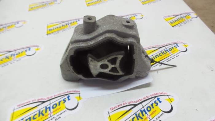 Engine mount from a Volvo XC70 (BZ) 2.4 D5 20V 215 AWD 2011