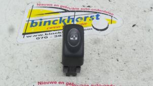 Usados Interruptor de ventanilla eléctrica Renault Megane Scénic (JA) 1.6 RT Precio € 15,75 Norma de margen ofrecido por Binckhorst BV