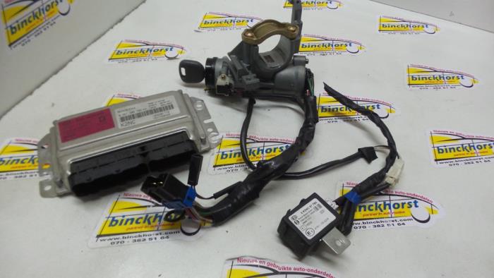 Used Ignition lock + computer Kia Shuma II 1.6 16V Price € 131,25 Margin scheme offered by Binckhorst BV