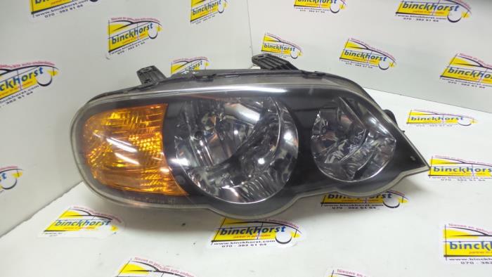 Używane Reflektor prawy Kia Shuma II 1.6 16V Cena € 68,25 Procedura marży oferowane przez Binckhorst BV