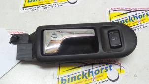 Używane Uchwyt drzwi prawych przednich wersja 4-drzwiowa Volkswagen Golf Cena € 9,98 Procedura marży oferowane przez Binckhorst BV