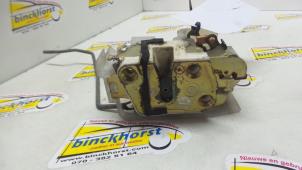 Używane Mechanizm blokady drzwi prawych wersja 2-drzwiowa Mazda 323 P (BA15) 1.3i 16V Cena € 20,99 Procedura marży oferowane przez Binckhorst BV