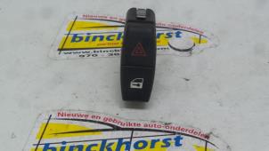 Usados Interruptor de luz de pánico BMW 5 serie (E60) 523i 24V Precio € 26,25 Norma de margen ofrecido por Binckhorst BV