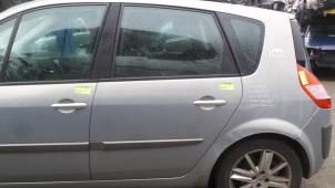 Używane Drzwi lewe tylne wersja 4-drzwiowa Renault Scénic II (JM) 2.0 16V Cena € 94,50 Procedura marży oferowane przez Binckhorst BV