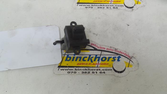 Usados Interruptor de ventanilla eléctrica Chrysler Neon II 2.0 16V LE,SE,CS,Sport Precio € 21,00 Norma de margen ofrecido por Binckhorst BV