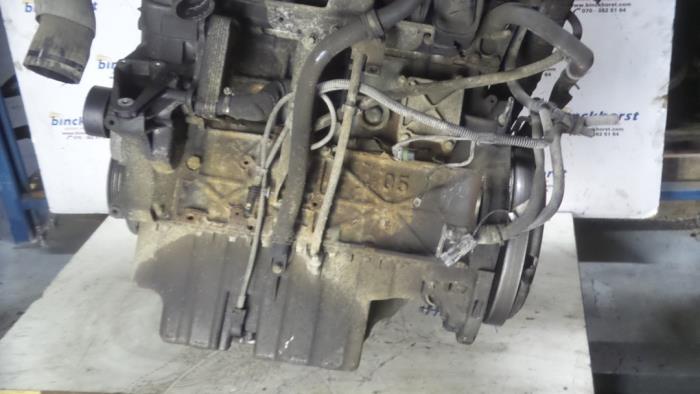 Engine from a Mercedes-Benz Vito (638.0) 2.2 CDI 108 16V 2001