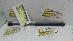 Używane Amortyzator gazowy lewy tyl Nissan Primera (P11) 1.6 16V Cena € 13,13 Procedura marży oferowane przez Binckhorst BV