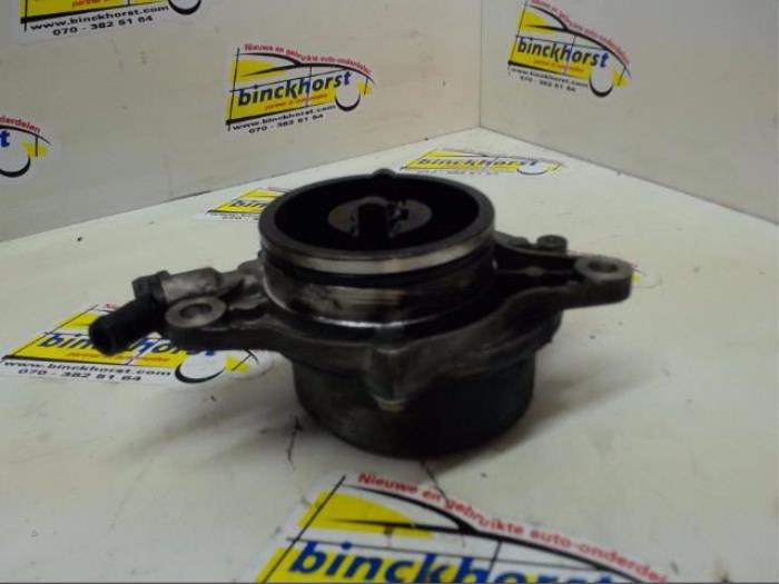 Vacuum pump (diesel) from a BMW 3 serie Touring (E46/3) 318d 16V 2003