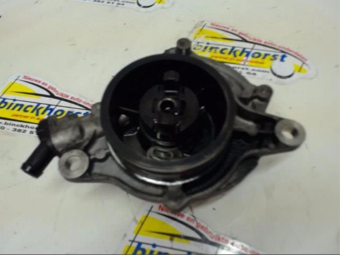 Vacuum pump (diesel) from a BMW 3 serie Touring (E46/3) 318d 16V 2003