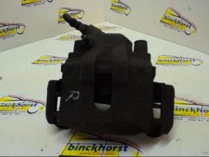 Usados Pinza de freno derecha delante Fiat Doblo (223A/119) 1.6 16V Precio € 31,50 Norma de margen ofrecido por Binckhorst BV