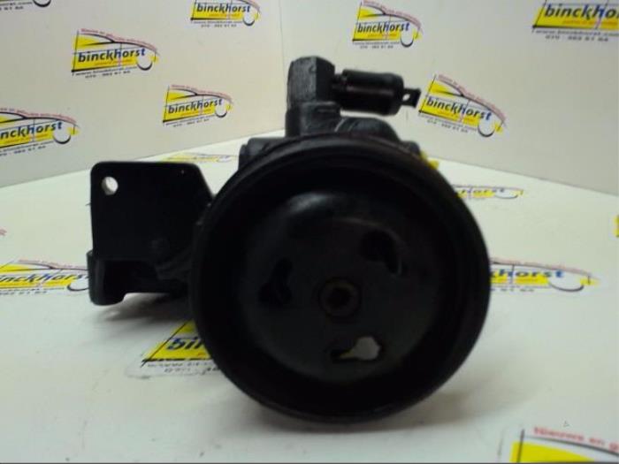 Usagé Pompe de direction Ford Fiesta 4 1.25 16V Prix € 42,00 Règlement à la marge proposé par Binckhorst BV