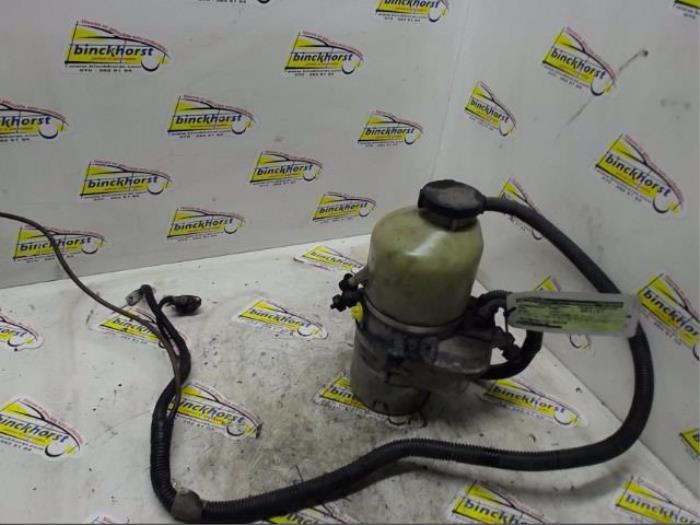 Power steering pump from a Opel Astra H (L48) 1.4 16V Twinport 2004
