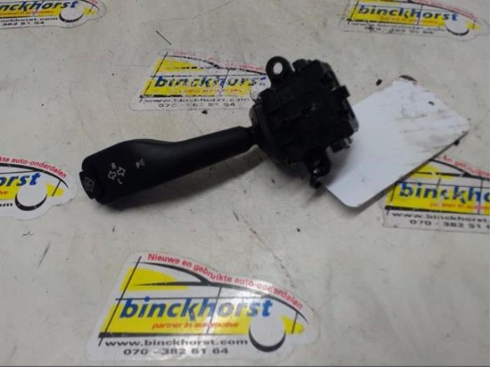 Używane Przelacznik kierunkowskazu BMW 3 serie Touring (E46/3) 330d 24V Cena € 31,50 Procedura marży oferowane przez Binckhorst BV