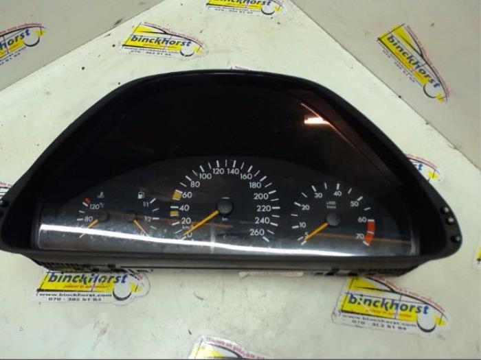 Panel de instrumentación de un Mercedes-Benz CLK (R208) 3.2 320 V6 18V 1999