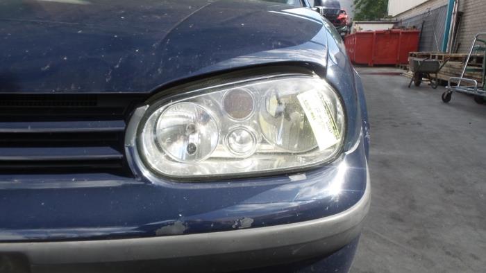 Headlight, left from a Volkswagen Golf IV (1J1) 1.9 TDI 110 2000