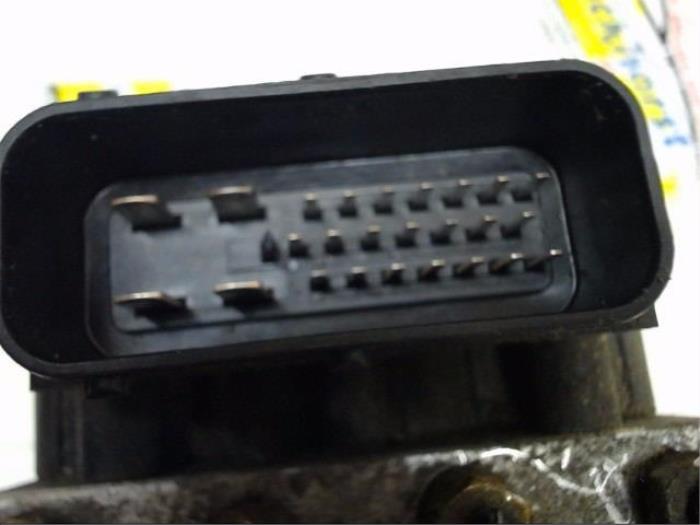 ABS Pumpe van een Peugeot 206 (2A/C/H/J/S) 1.4 XR,XS,XT,Gentry 1999