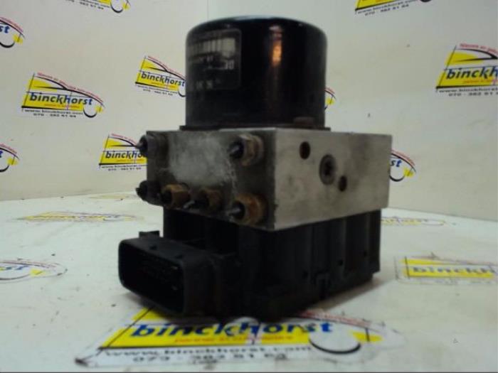 ABS Pumpe van een Peugeot 206 (2A/C/H/J/S) 1.4 XR,XS,XT,Gentry 1999