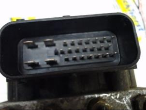 ABS Pumpe van een Peugeot 206 (2A/C/H/J/S) 1.4 XR,XS,XT,Gentry 1999