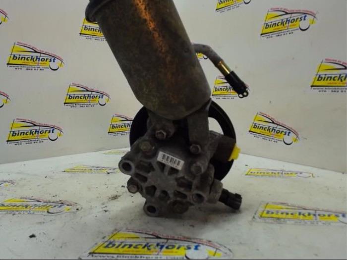 Power steering pump from a Toyota Yaris Verso (P2) 1.3 16V 2000