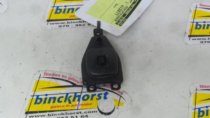Używane Przelacznik lusterka Mazda 626 (GW19) 1.8i 16V Cena € 10,50 Procedura marży oferowane przez Binckhorst BV