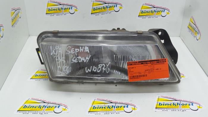 Używane Reflektor prawy Kia Sephia (FA/FB22) 1.6i Cena € 31,50 Procedura marży oferowane przez Binckhorst BV