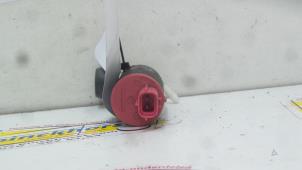 Usados Bomba de limpiaparabrisas detrás Toyota Yaris (P1) 1.0 16V VVT-i Precio € 10,50 Norma de margen ofrecido por Binckhorst BV