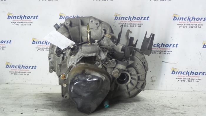 Getriebe van een Nissan Micra (K12) 1.0 16V 2004