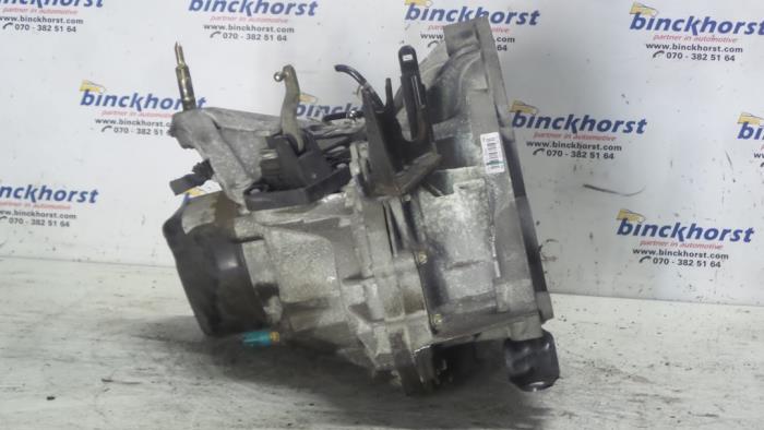 Getriebe van een Nissan Micra (K12) 1.0 16V 2004