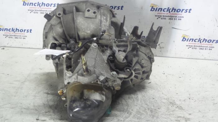 Getriebe van een Nissan Micra (K12) 1.0 16V 2004
