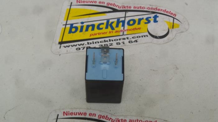 Indicator relay from a Renault Clio (B/C57/357/557/577) 1.2 RL,RN Kat. 1995