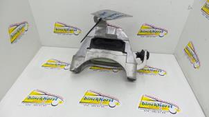 Engine mount from a Daewoo Orlando (YYM/YYW) 1.8 16V VVT 2011