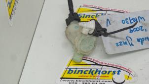 Używane Pompa spryskiwacza przód Honda Jazz (GE) 1.4 i-DSi 16V Cena € 15,75 Procedura marży oferowane przez Binckhorst BV