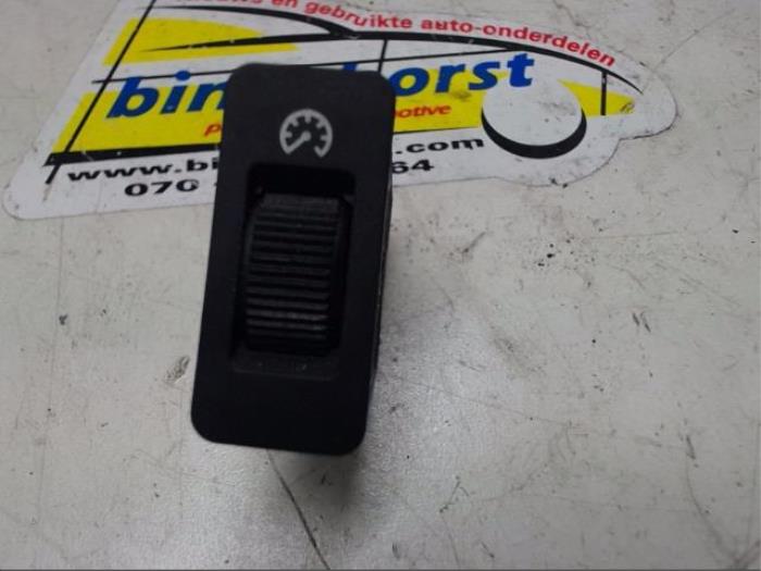 Używane Sciemniacz kokpitowy BMW 5 serie (E39) 523i 24V Cena € 15,75 Procedura marży oferowane przez Binckhorst BV