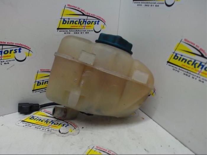 Expansion vessel from a Volvo S80 (TR/TS) 2.4 SE 20V 170 2002