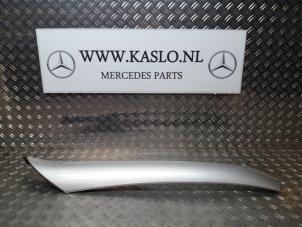 Usados Cubierta embellecedor A izquierda Mercedes SL (R230) 5.0 SL-500 V8 24V Precio de solicitud ofrecido por kaslo auto parts