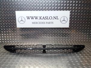 Used Bumper grille Mercedes S (W221) 3.0 S-320 CDI 24V Price on request offered by kaslo auto parts