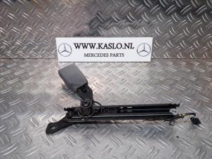 Used Rear seatbelt buckle, left Mercedes S (W221) 3.0 S-320 CDI 24V Price on request offered by kaslo auto parts